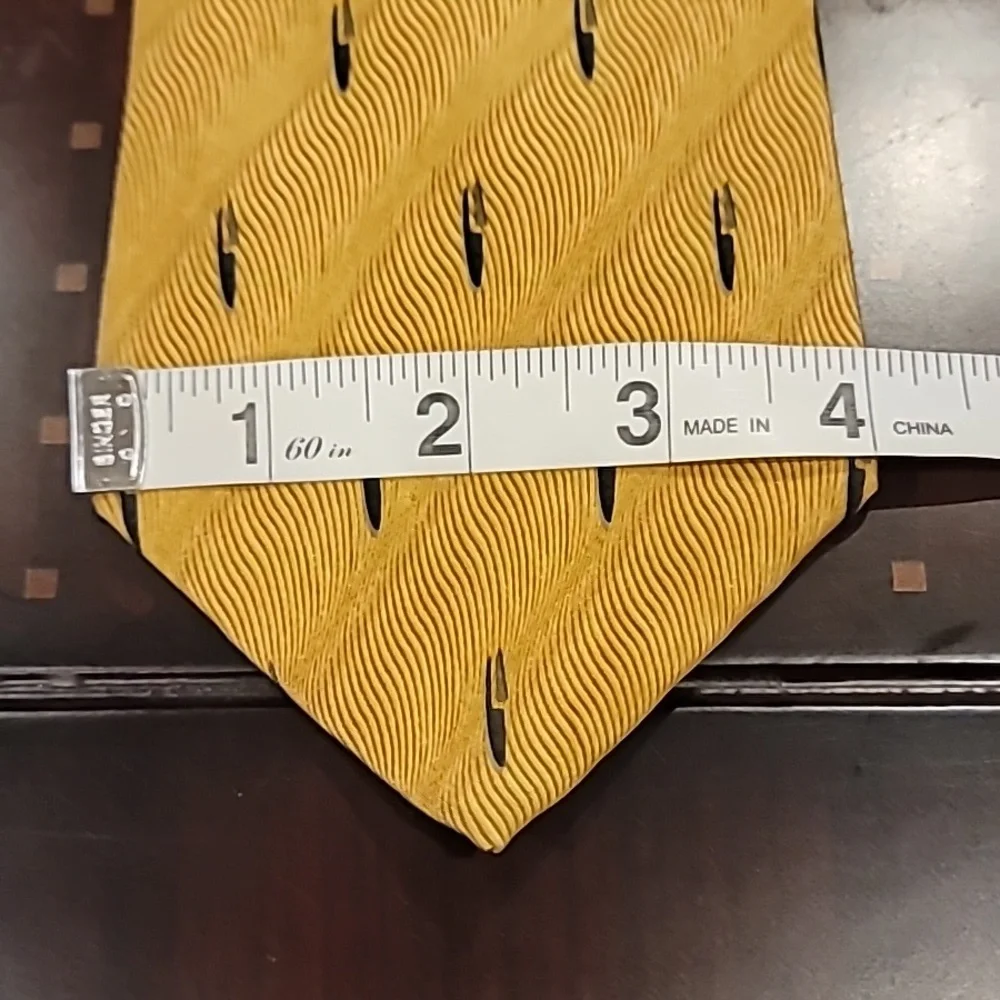 Bill Blass Black Label 100% Silk Soft Tie Gold Black 4